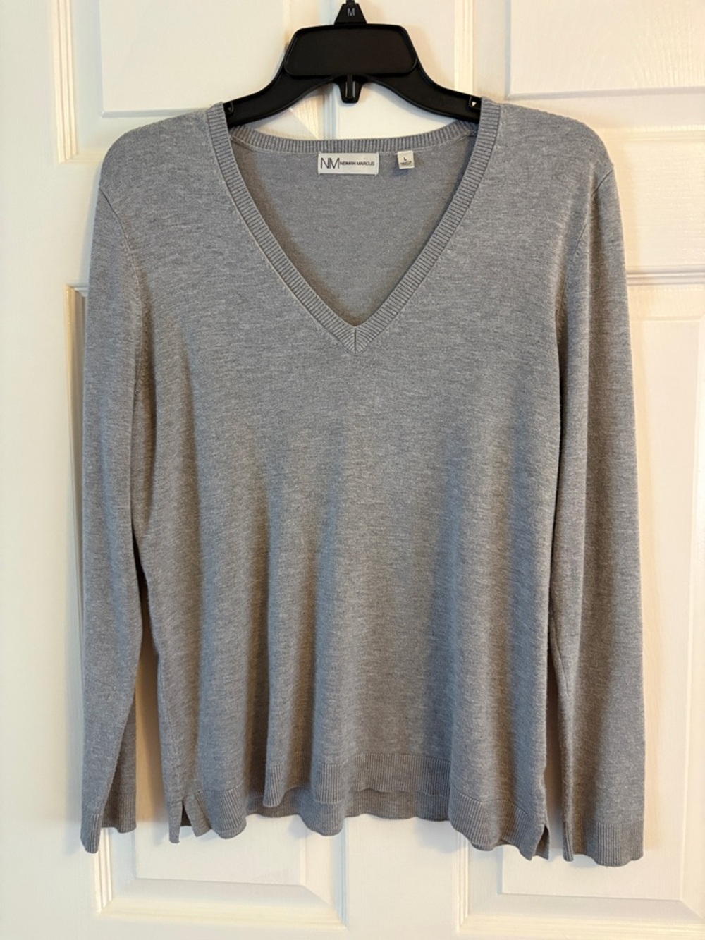 Neiman Marcus Light Gray V-Neck Long Sleeve Sweater, size large
